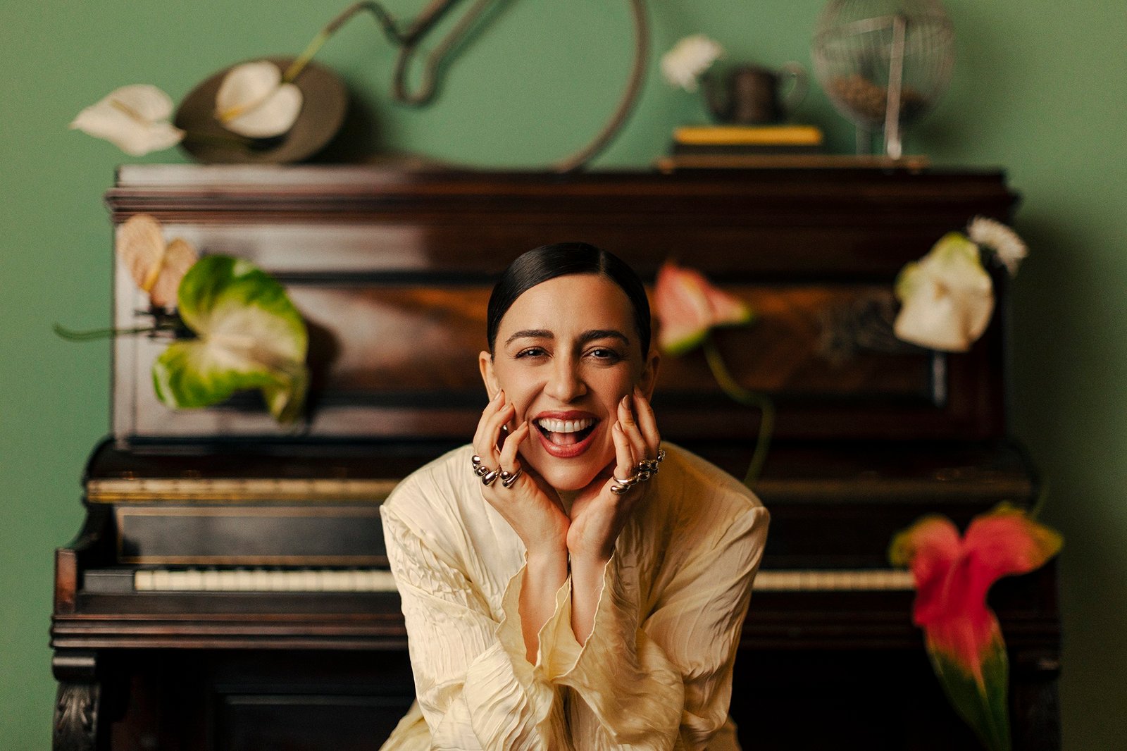 A cantora Roberta Sá lança nesta terça-feira (12), em São