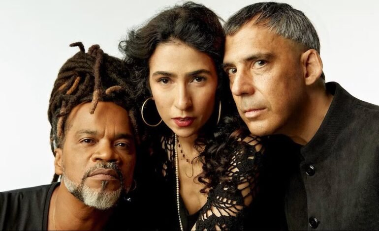 A cantora italiana Laura Pausini lançará no dia