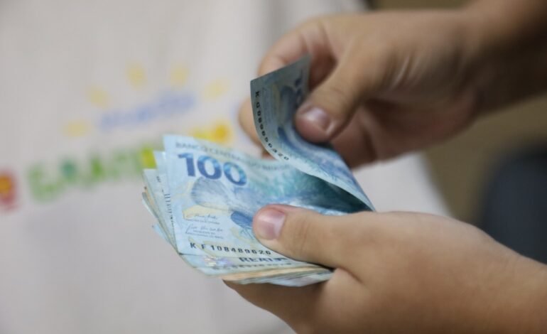 Com a chegada do fim de ano, trabalhadores aguardam o