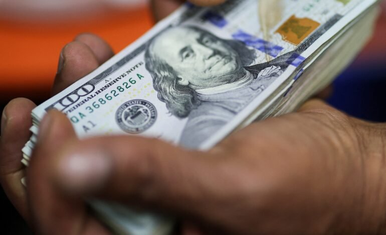 O dólar abriu em queda nesta quarta-feira (21)