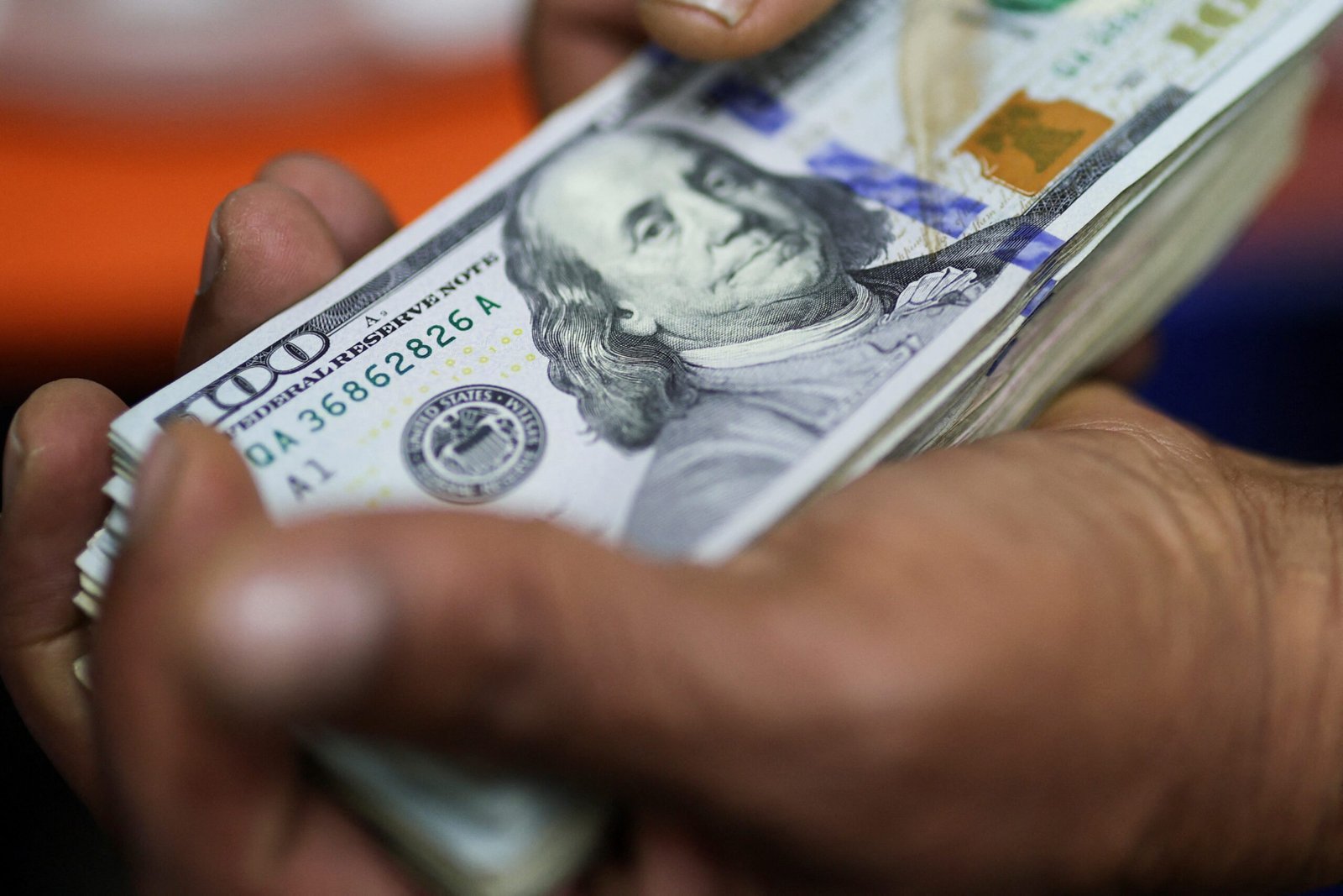 O dólar abriu em queda nesta quarta-feira (21)