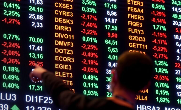 Painel eletrônico mostra as flutuações de ações na