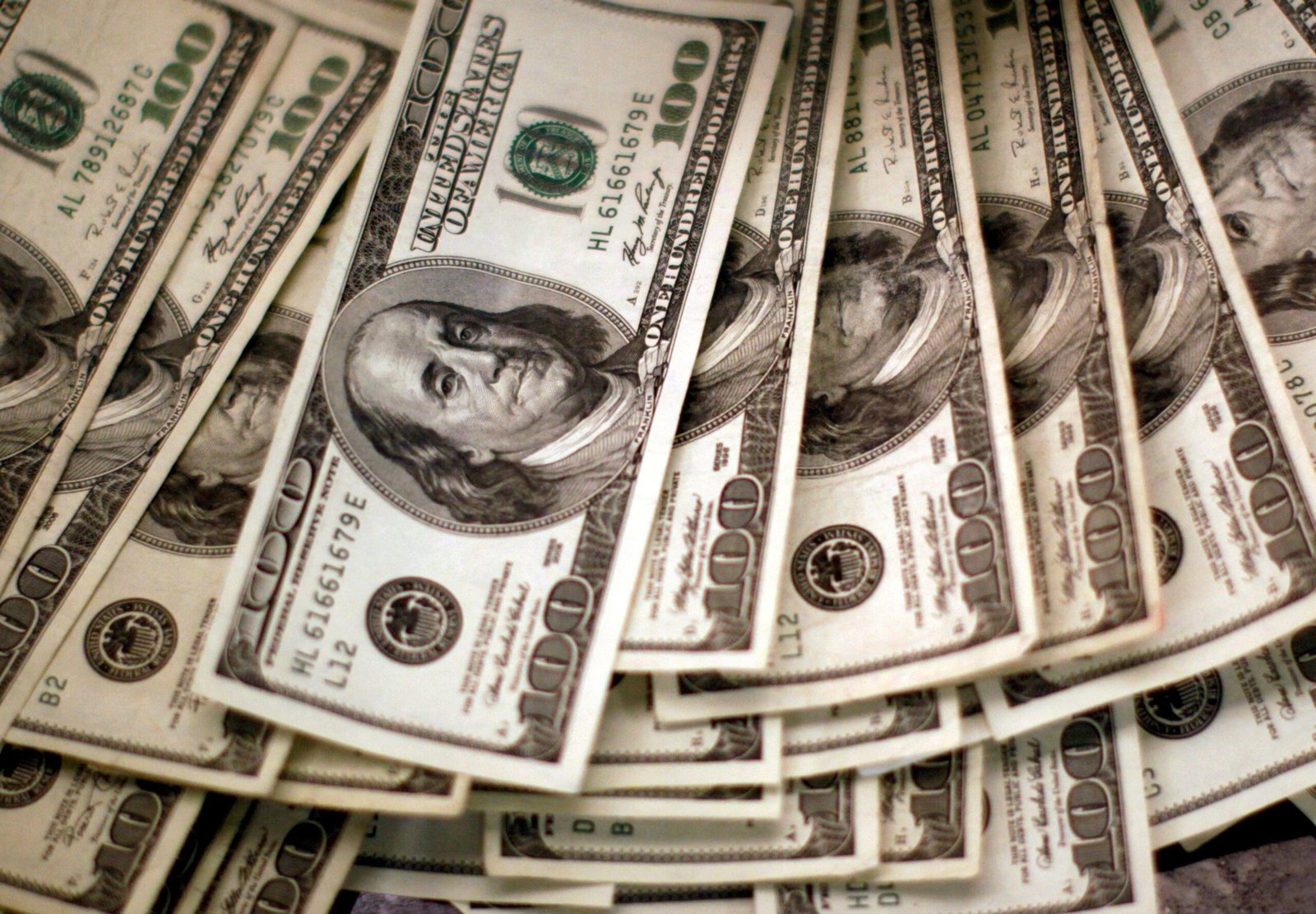 O dólar abriu em baixa nesta quinta-feira (29)