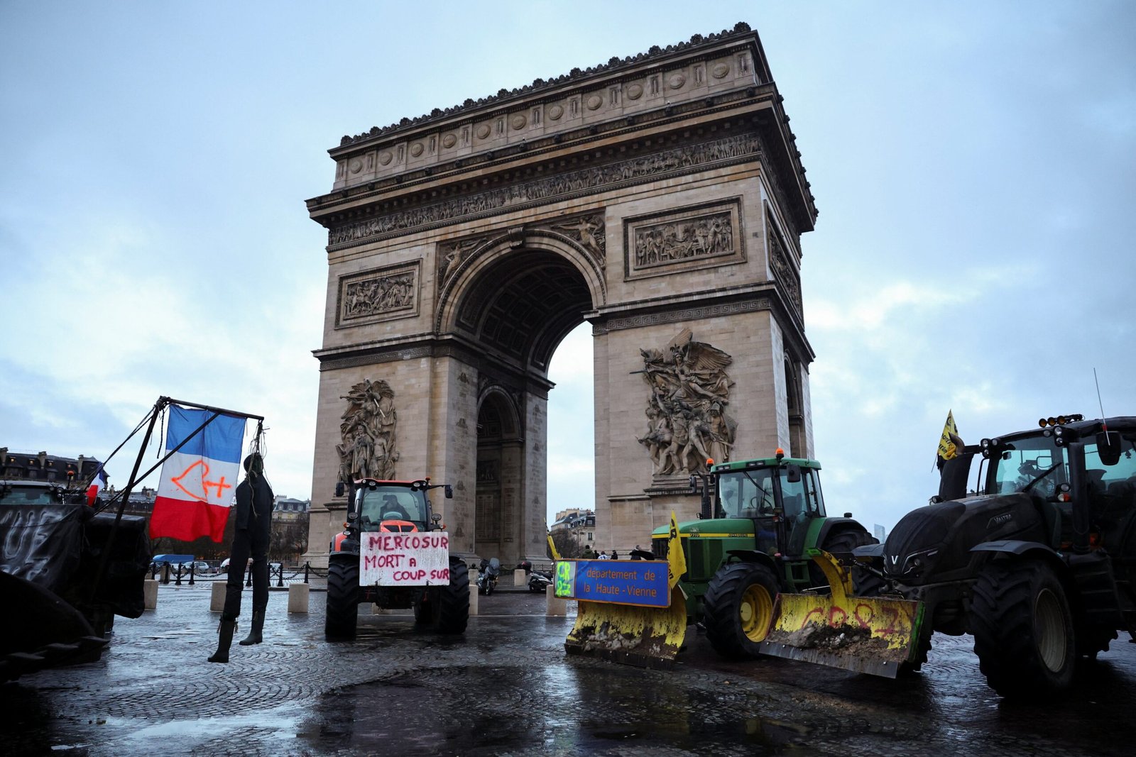 Agricultores franceses bloquearam ruas de Paris nesta quinta