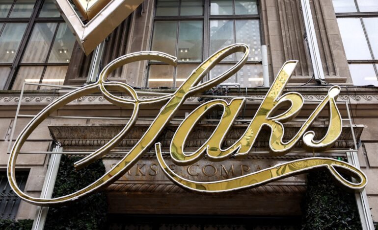 O grupo varejista de luxo Saks Global entrou