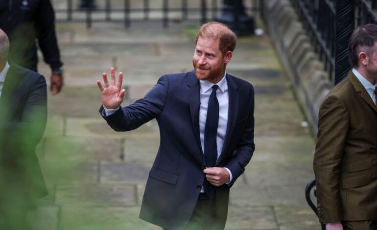 O príncipe Harry se emocionou ao depor nesta