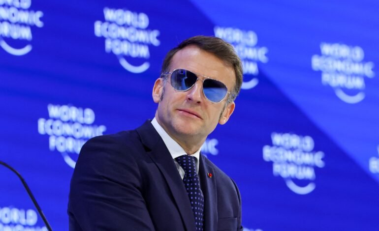 Presidente da França, Emmanuel Macron, aparece vestindo ócul