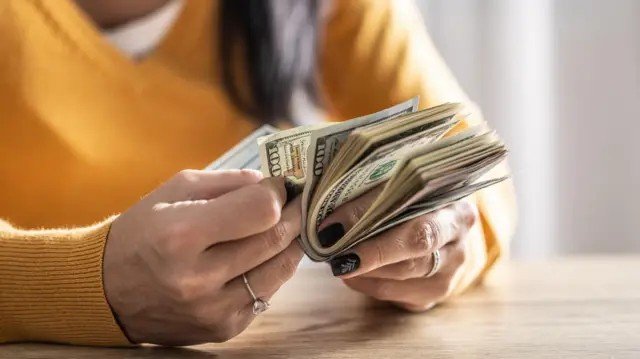 O dólar atingiu nesta terça-feira (27) seu menor valor em