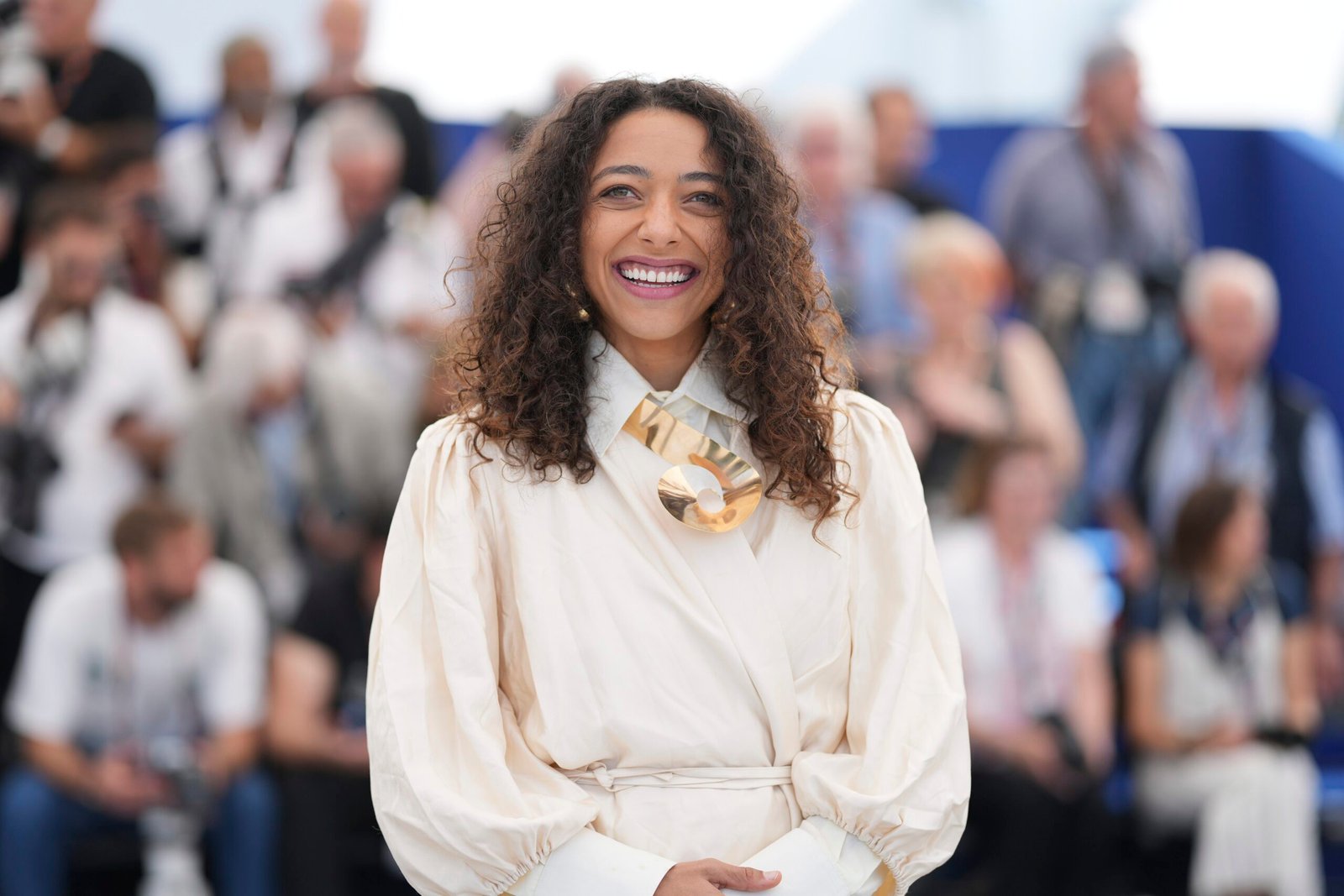 Alice Carvalho estreou no tapete vermelho do Globo