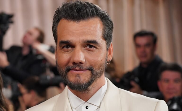 Wagner Moura posou no tapete vermelho do Globo