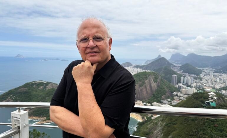 O cantor e compositor Guilherme Arantes completa em