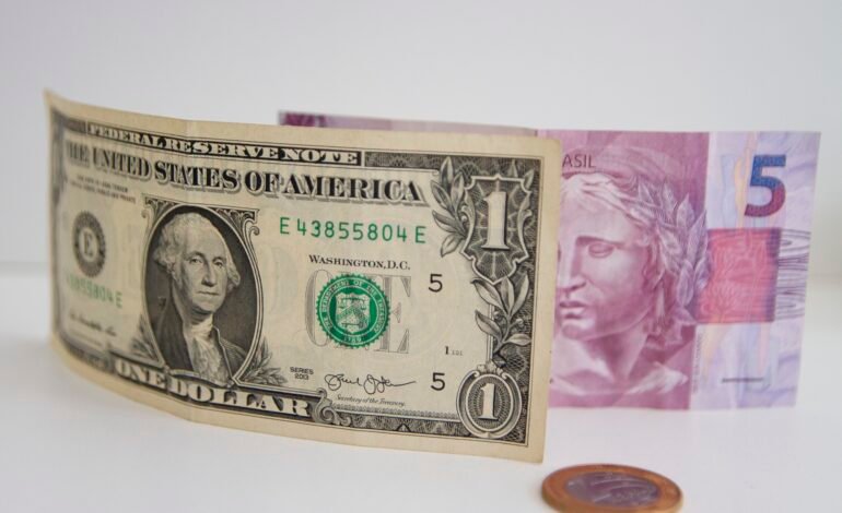 Dólar sobe a 5,38 reais com foco em boletim focus e tensões