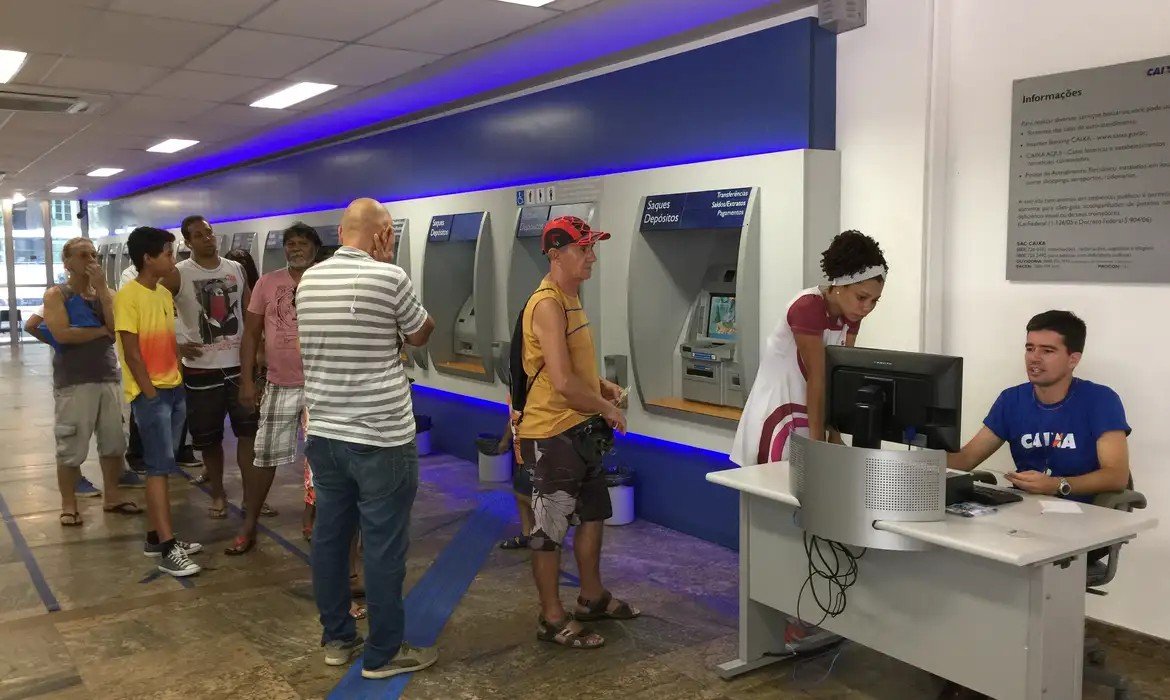 A taxa média de juros cobrada pelos bancos em operações