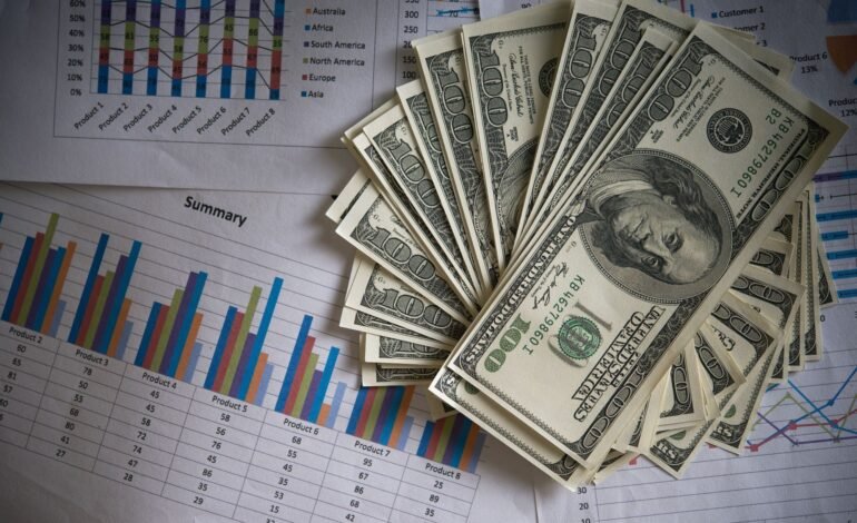 O dólar abriu em baixa nesta quarta-feira (7), operando a