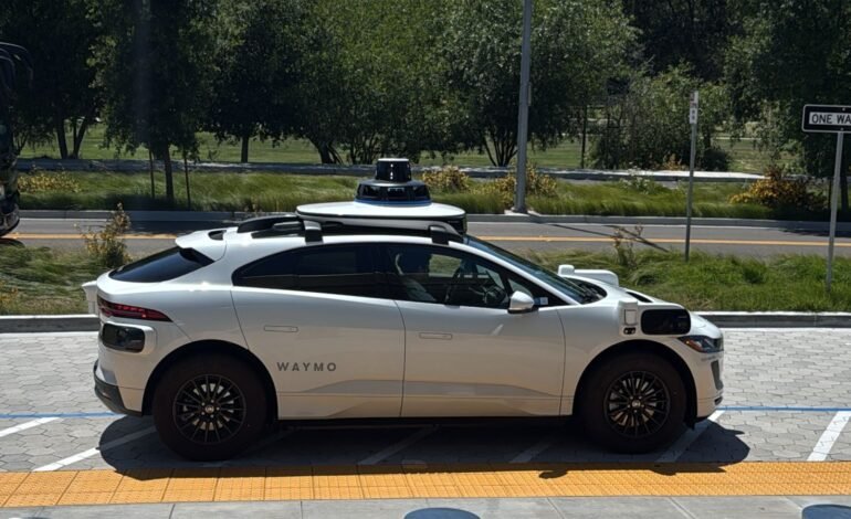 Um táxi-robô autônomo da Waymo, empresa da Alphabet