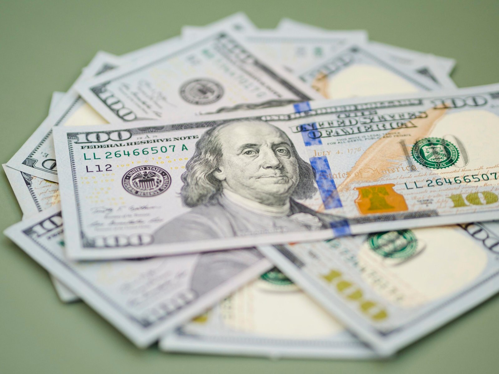O dólar abriu a sessão desta sexta-feira (9) em queda