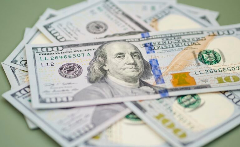 Dólar abre estável em segunda