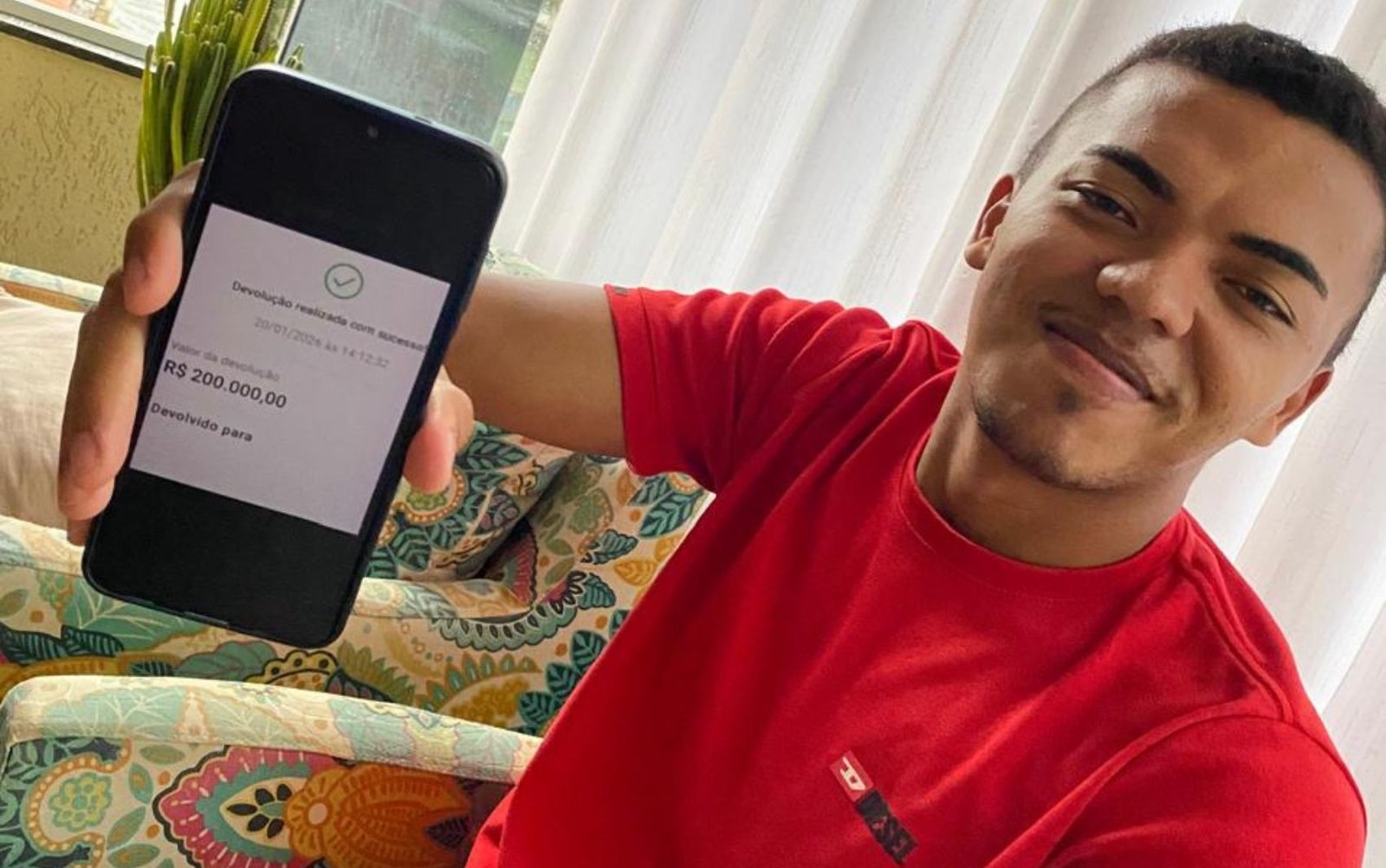 Um estudante de Goiás devolveu R$ 200 mil recebidos por