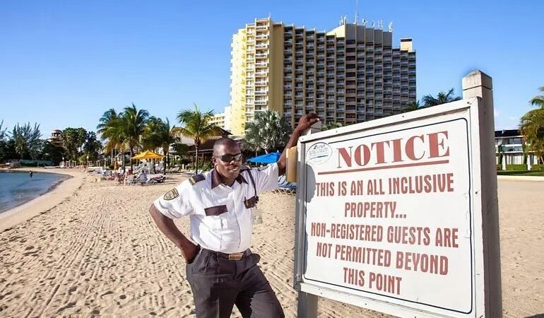 Moradores da Jamaica enfrentam restrições de acesso às