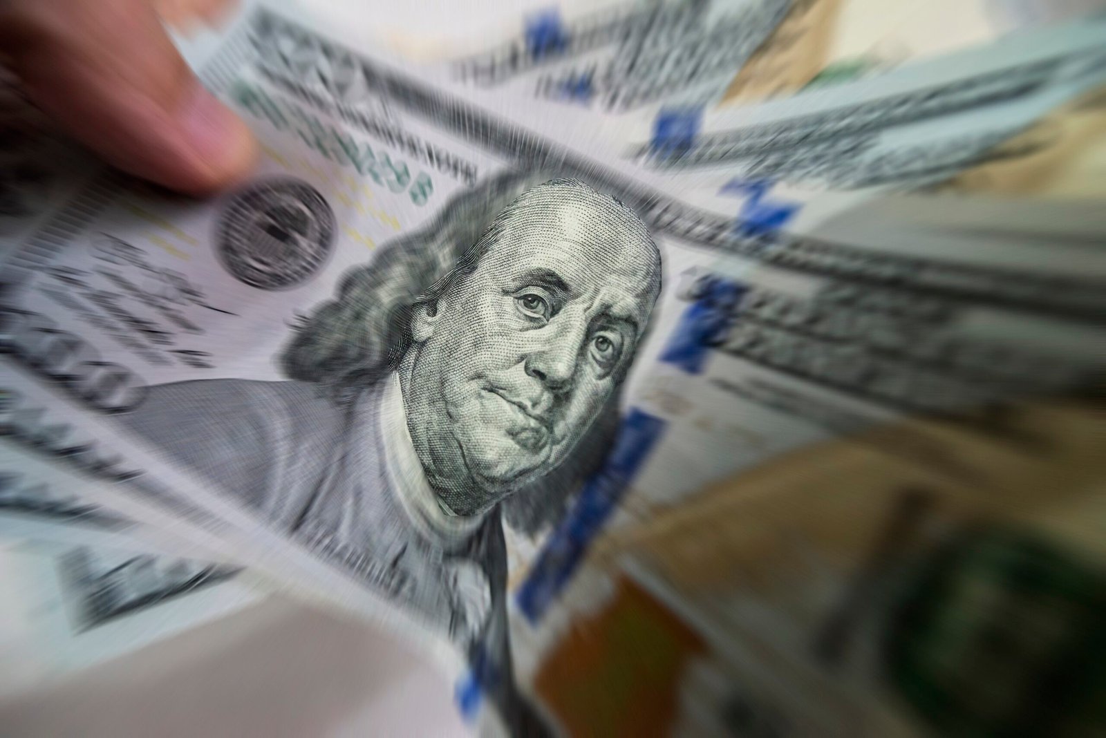 Entenda o que faz o preço do dólar