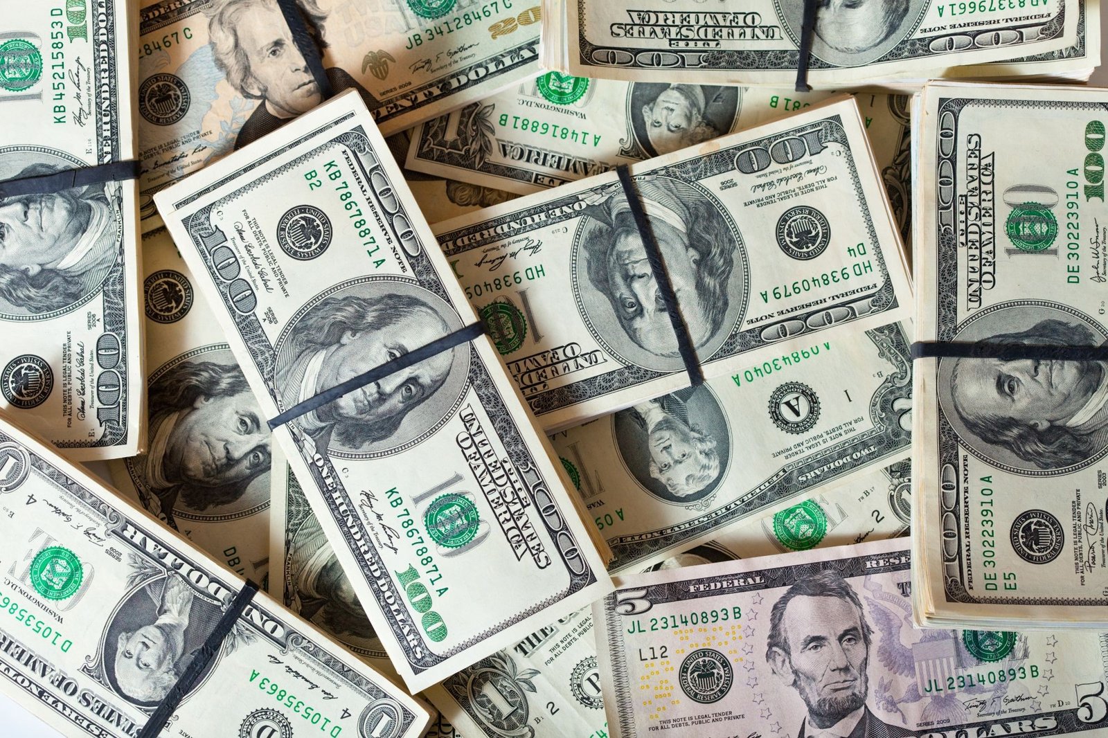O dólar iniciou a sessão desta terça-feira (27) acompanhando