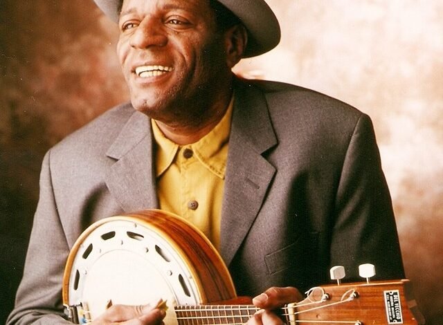 Almirzinho, filho do cantor e compositor Almir Guineto