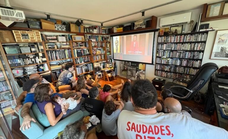 O elenco do filme “O Agente Secreto” comemorou