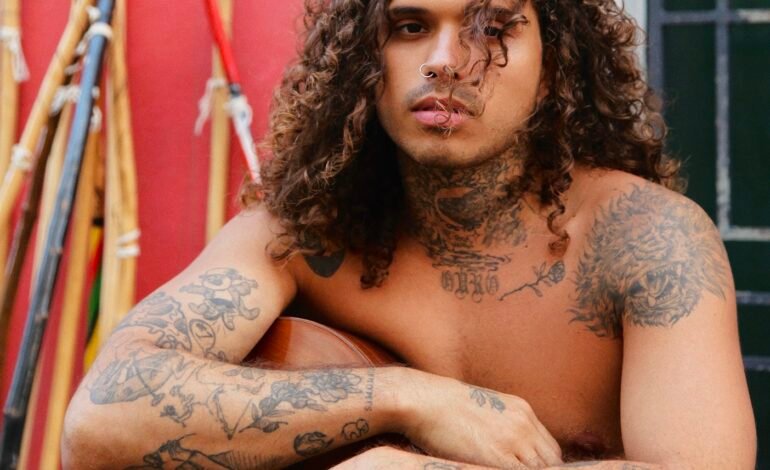 O cantor e compositor Vitão lançou o EP