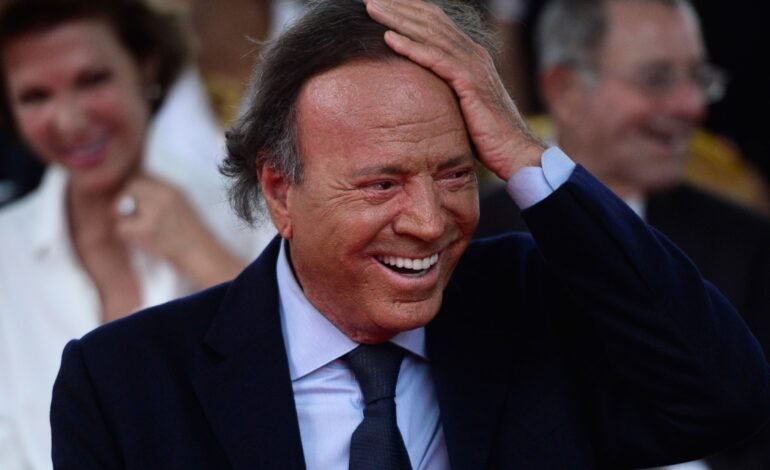 O cantor Julio Iglesias negou, nesta sexta-feira (16)