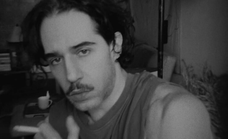 O cantor e compositor Thiago Pethit lançou a