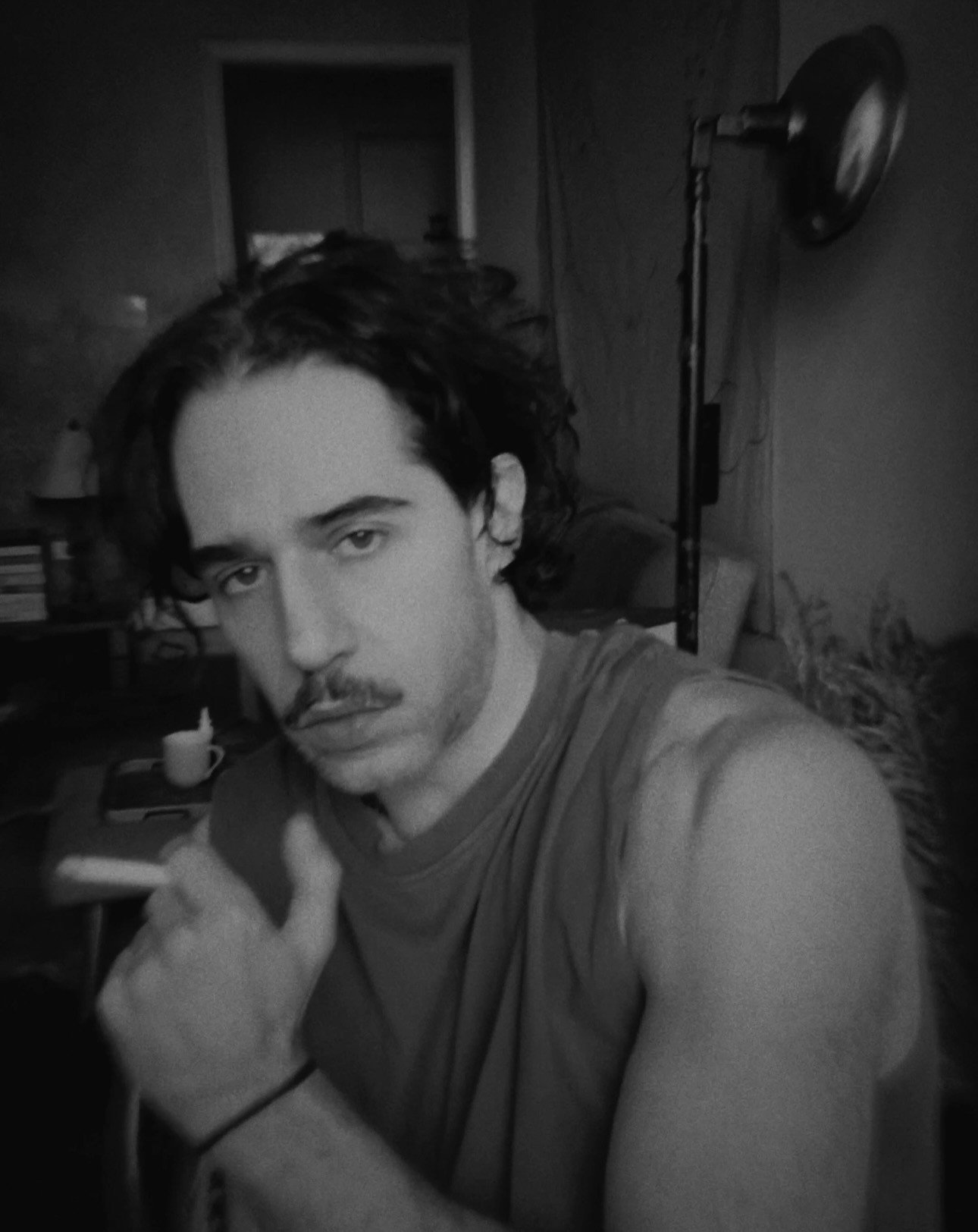 O cantor e compositor Thiago Pethit lançou a