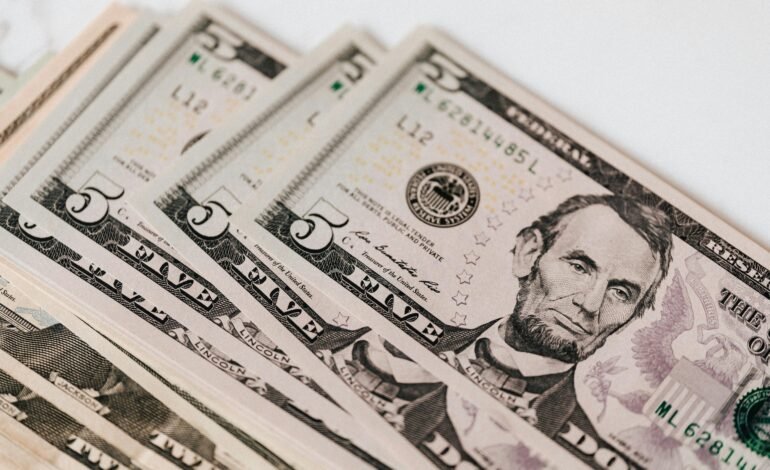 Entenda o que faz o preço do dólar