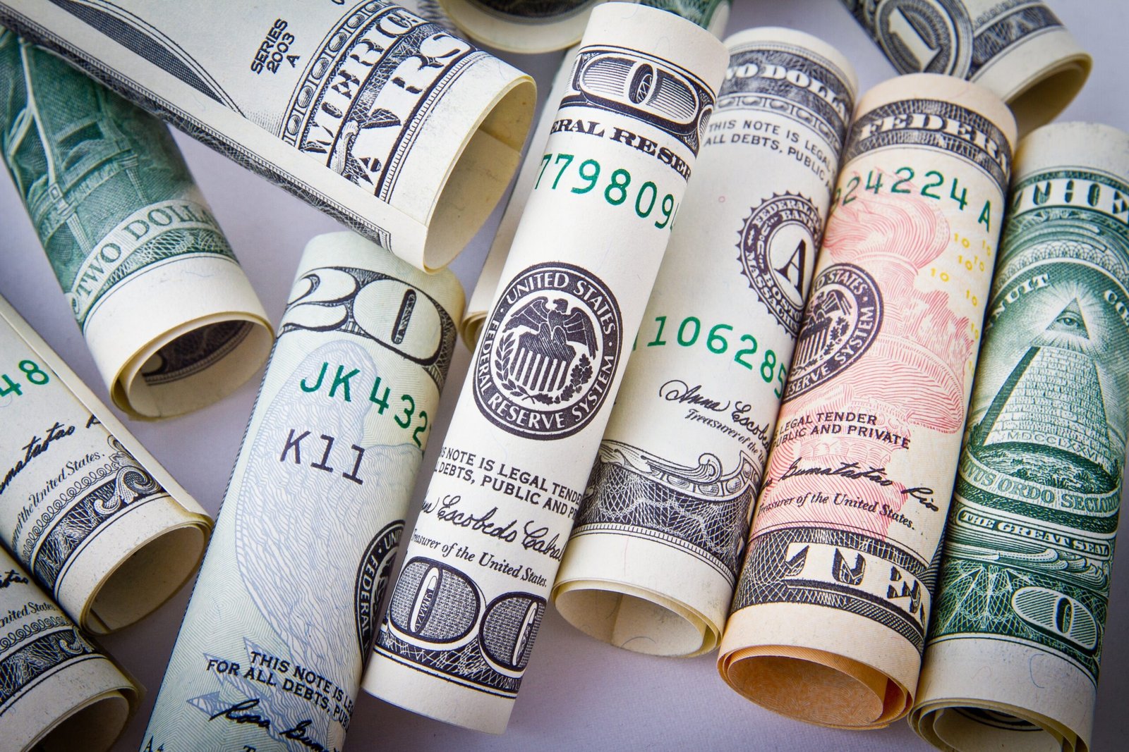 Entenda o que faz o preço do dólar