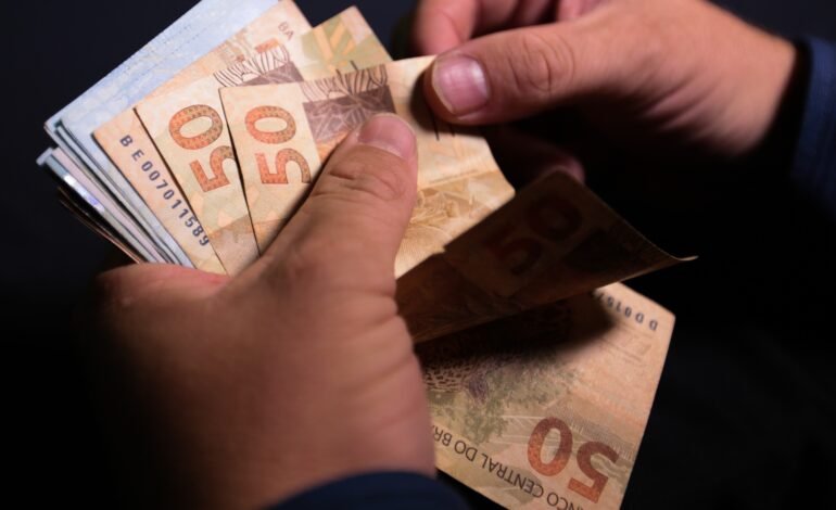 Os economistas do mercado financeiro reduziram para 4% a est