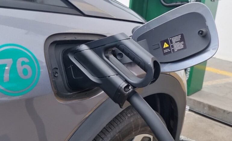 As vendas de veículos elétricos e híbridos cresceram