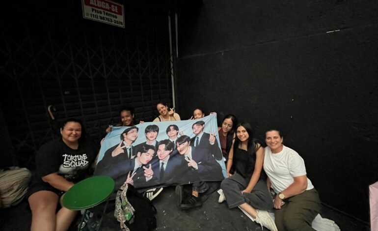 Fãs do BTS que acampavam em frente a uma bilheteria