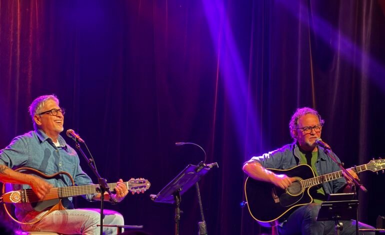 Os cantores Zé Renato e Claudio Nucci se reencontraram no