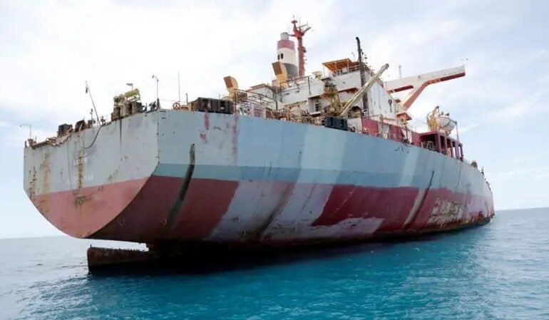 O número de navios comerciais abandonados, especialmente pet