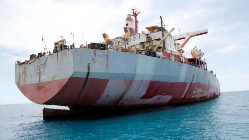 O número de navios comerciais abandonados, especialmente pet