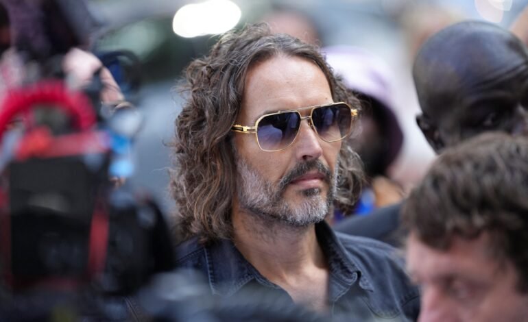 O ator e comediante britânico Russell Brand se