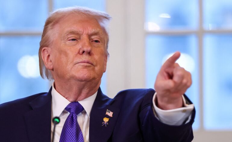 Trump sobe de 10% para 15% tarifa global sobre importações