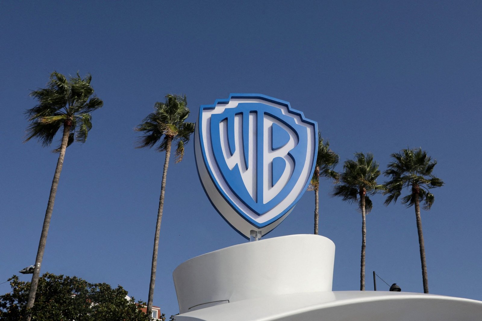 Paramount aumenta oferta pela warner bros e pode alterar aco