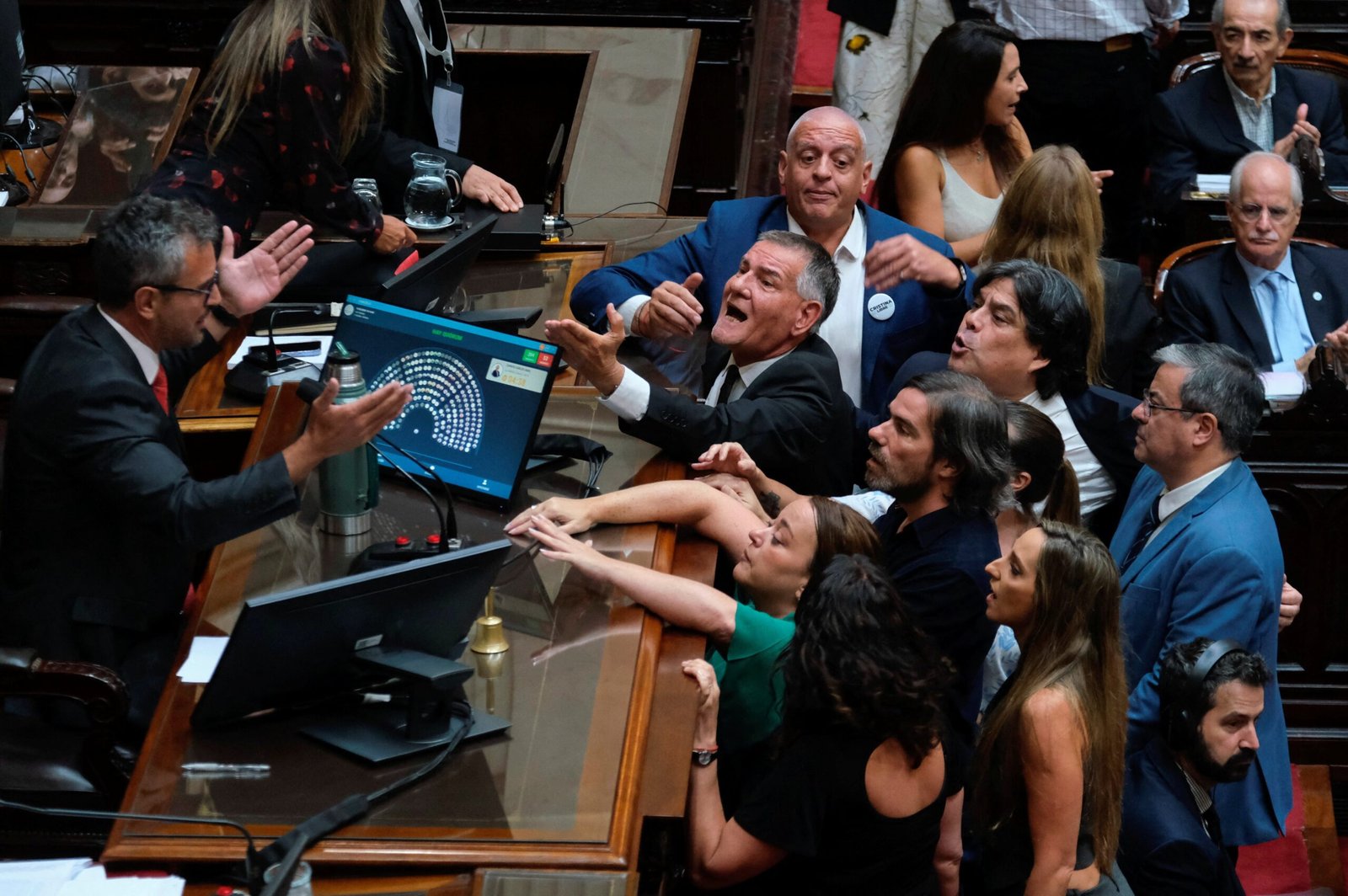 O Senado argentino aprovou na noite desta sexta-feira