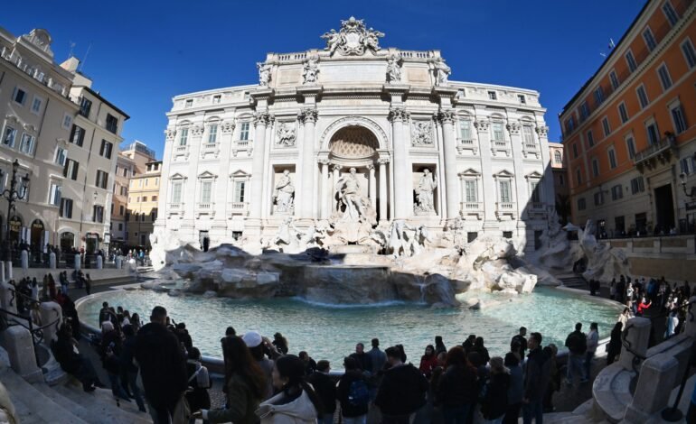 A Fontana di Trevi, em Roma, passou a cobrar uma