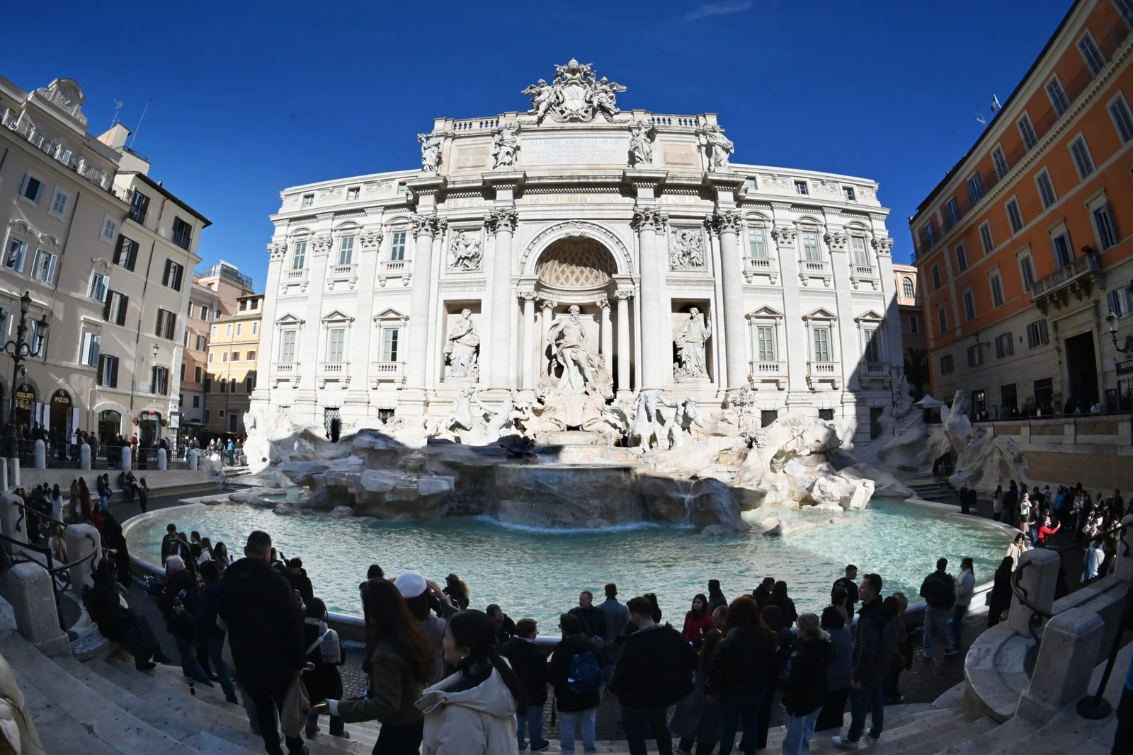 A Fontana di Trevi, em Roma, passou a cobrar uma