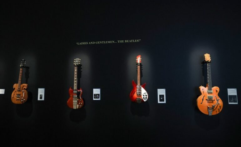 Instrumentos musicais raros, incluindo guitarras de Kurt Cob