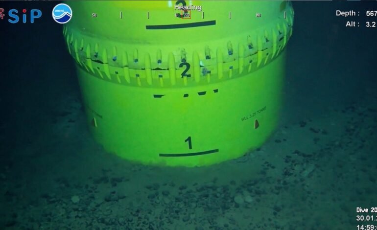 Dispositivo de mineração inserido em sedimentos submarinos p