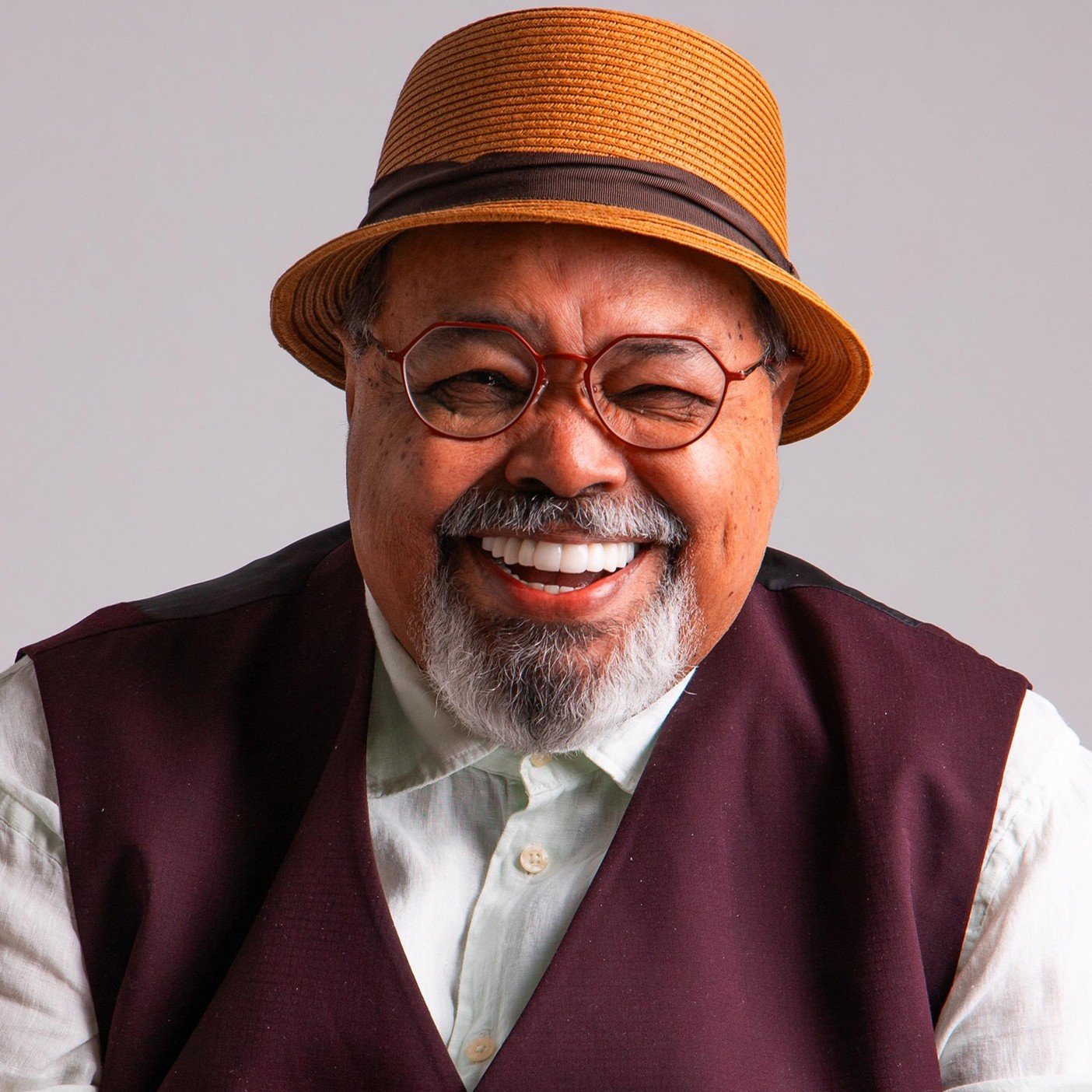 O cantor Renan Oliveira lançou no dia 27 de fevereiro