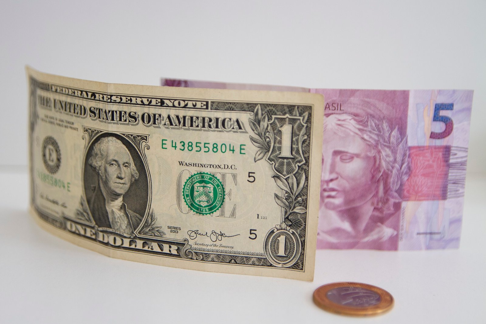Dólar abre em alta com dados do pmi dos eua e boletim focus