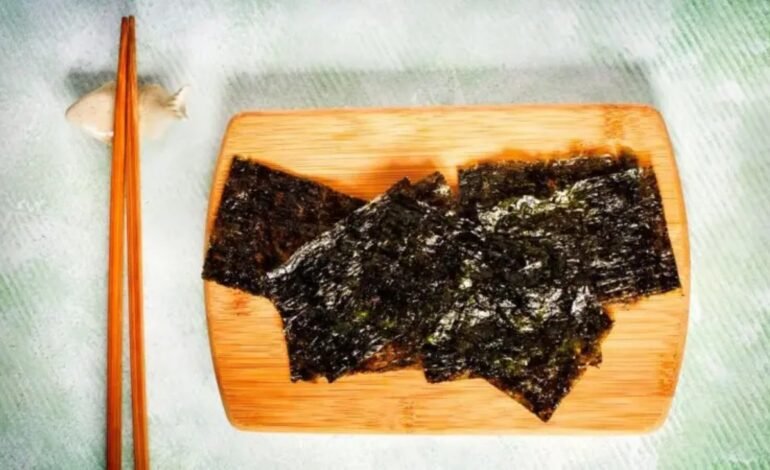 A alga marinha seca conhecida como “gim”, um alimento tradic
